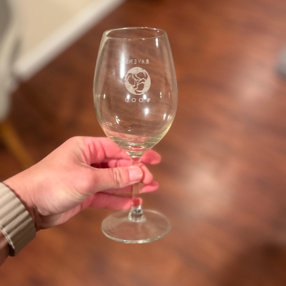 RAVENSWOOD WINERY | Crystal Clear Wine Glass Pair with winery logo - Picture 9 of 13